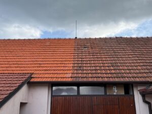 ČIštění a mytí střech střecha před čištěním a po vyčištění od bce